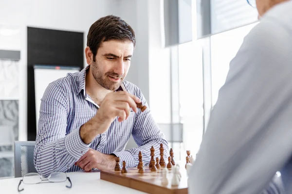 Retrato de dos jóvenes jugando al ajedrez — Foto de Stock