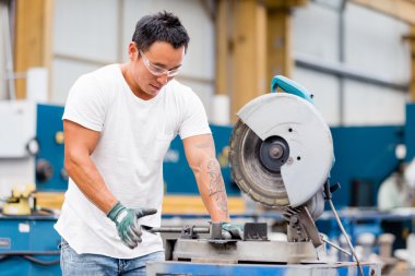 Asya işçi fabrikada üretim tesisi