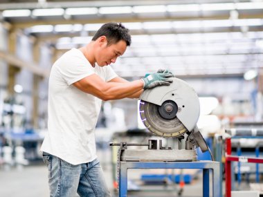 Asya işçi fabrikada üretim tesisi