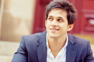 Açık havada kendinden emin bir iş adamının portresi.