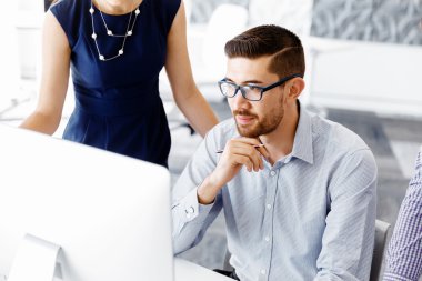 Modern ofisteki iş adamları