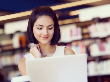 Mutlu kız öğrenci Kütüphanesi'nde