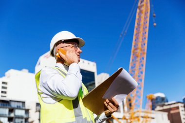 İnşaat alanında mühendis.