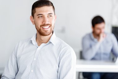 Çekici ofis çalışanı masada oturuyor.