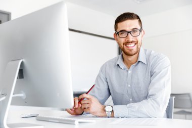 Masa başında oturan erkek ofis çalışanı