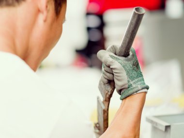 Asya işçi fabrikada üretim tesisi