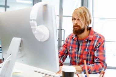 ofis yakışıklı işadamı