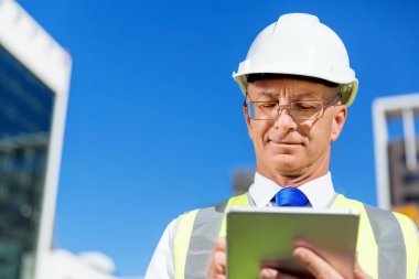 İnşaat alanında mühendis.