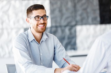 Masa başında oturan erkek ofis çalışanı