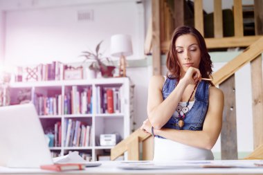 Yaratıcı ofiste duran genç kadın