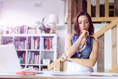 Yaratıcı ofiste duran genç kadın