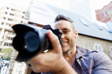 Erkek fotoğrafçı alarak resim