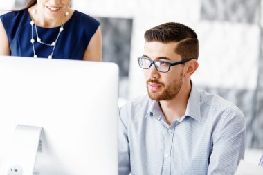 Modern ofisteki iş adamları