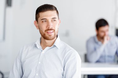 Çekici ofis çalışanı masada oturuyor.