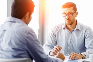 Çekici ofis çalışanı masada oturuyor.