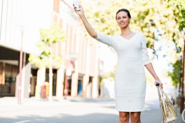 Şehirde yürüyüş çanta çanta çekerek iş kadını