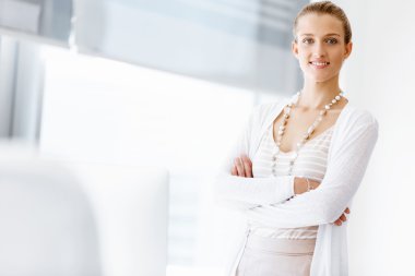 Pencere yanında duran çekici ofis çalışanı