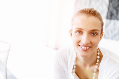 Çekici ofis çalışanı masada oturuyor.