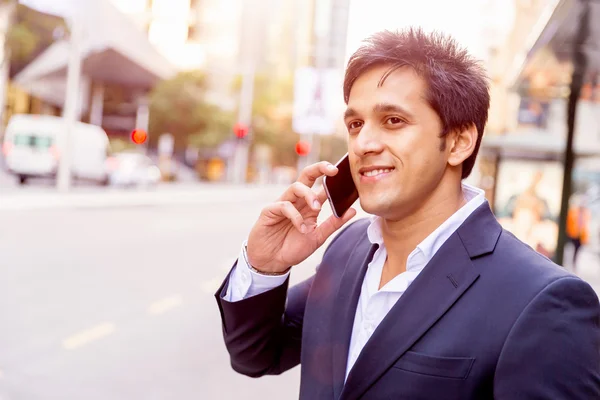 Retrato de empresario confiado al aire libre — Foto de Stock