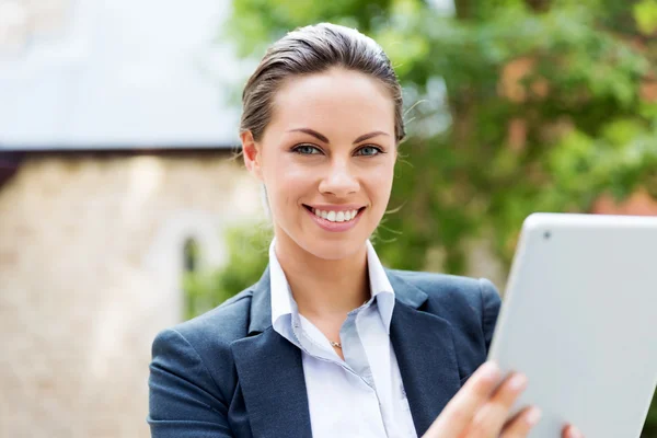 Portrait of business woman smiling outdoor — Stock Photo, Image