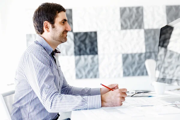 Male office worker sitting at desk — Stock Photo, Image
