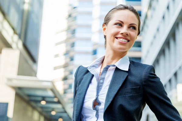 Portrait de femme d'affaires souriant en plein air — Photo