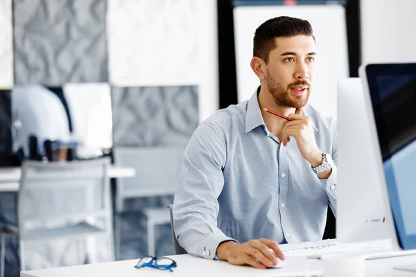 Mannelijke kantoor werknemer zit aan Bureau — Stockfoto