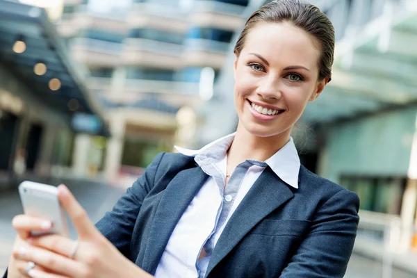 Retrato de mujer de negocios sonriendo al aire libre — Foto de Stock