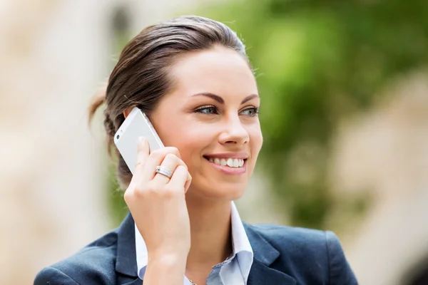 Retrato de mujer de negocios sonriendo al aire libre — Foto de Stock