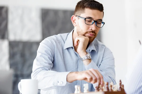 Portret van twee jonge man spelen schaak — Stockfoto