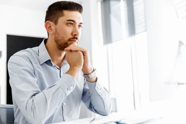 Trabalhador masculino no escritório sentado na mesa — Fotografia de Stock