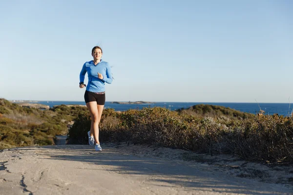 Sport löpare jogging på stranden arbetande ute — Stockfoto