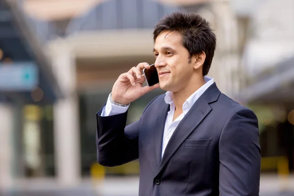 Portret przekonany, biznesmen z telefonu komórkowego na zewnątrz — Zdjęcie stockowe