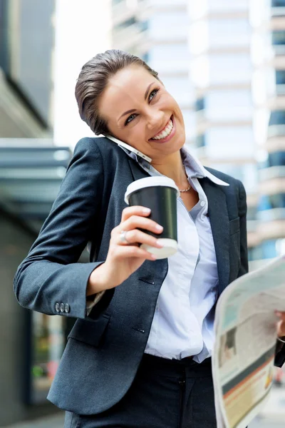 Portrait of business woman smiling outdoor — Stock Photo, Image