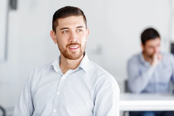 Attrayant employé de bureau assis au bureau — Photo