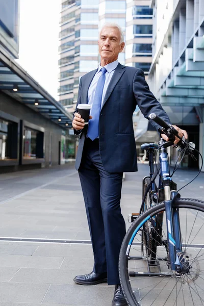 Homme d'affaires prospère à vélo Image En Vente