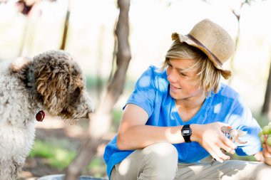 Üzüm bağı çocuk