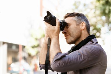 Erkek fotoğrafçı alarak resim