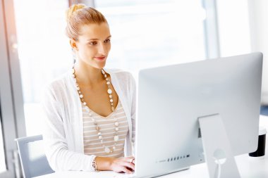 Çekici ofis çalışanı masada oturuyor.