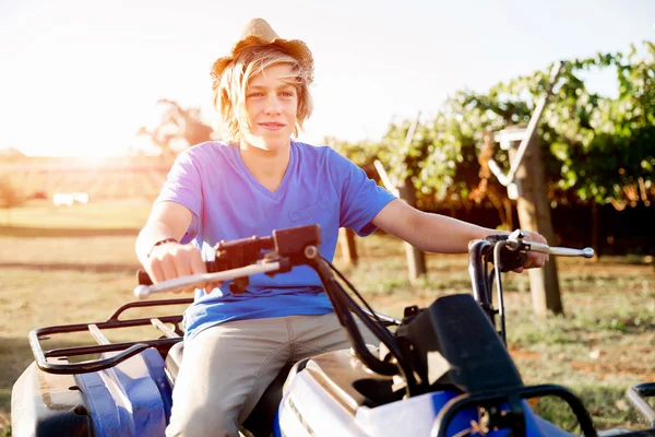 Boy naik truk pertanian di kebun anggur — Stok Foto