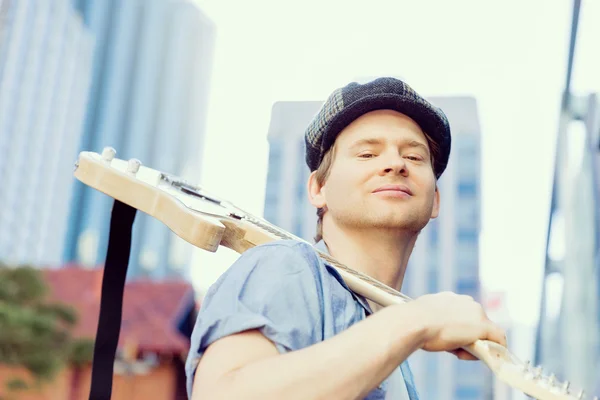 Jeune musicien avec guitare en ville — Photo