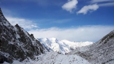 Kış dağların panoramik görünümü. Kyrgyzstan.Ala-Arça.