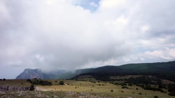 Bildandet av moln mellan bergen och havet. Svarta havet. Summer.Timelapse — Stockvideo