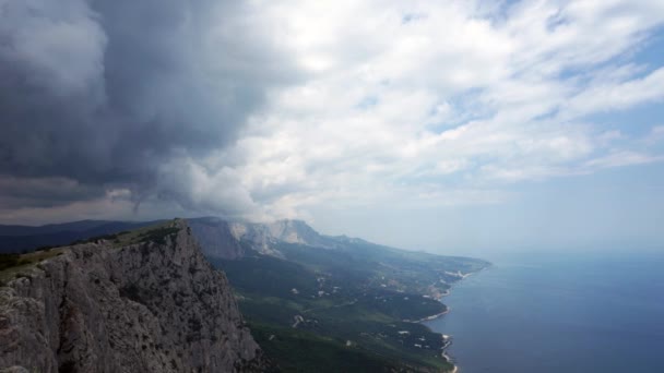 A hegyek és a tenger között felhők képződése. Fekete-tenger. Summer.Timelapse — Stock videók