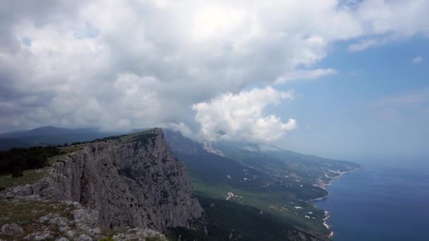 Powstawanie chmur pomiędzy górami i morzem. Morze Czarne. Summer.Timelapse — Wideo stockowe