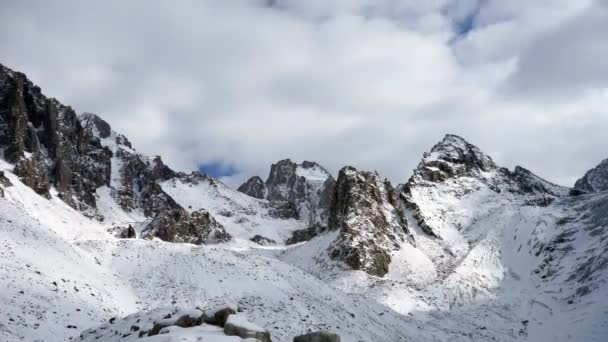 Panoramavy över bergen vintern. Kyrgyzstan.Ala-Archa. — Stockvideo