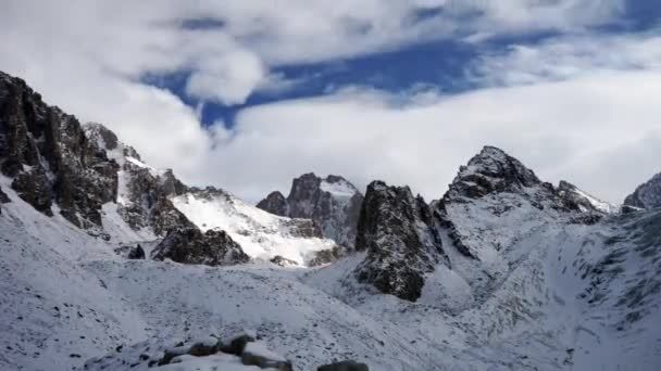 Panoramavy över bergen vintern. Kyrgyzstan.Ala-Archa. — Stockvideo
