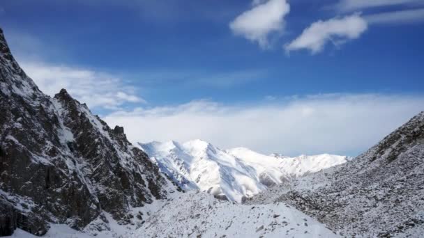 Panoramic view of the winter mountains. Kyrgyzstan.Ala-Archa. — Stock Video