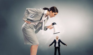 Saldırganlık ve iletişim bir küçük düşürme