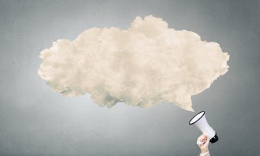 Kişi elinde megafon